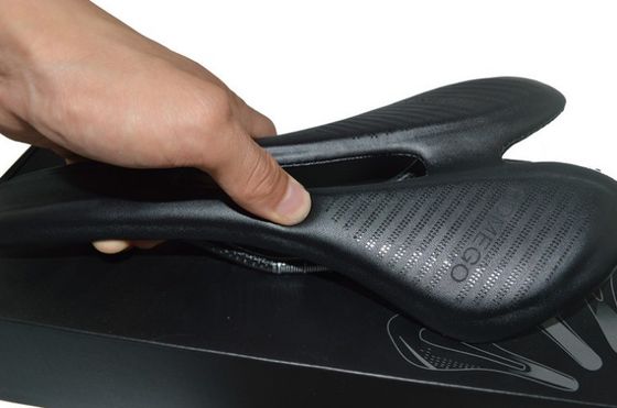 হালকা ওজন 139g পূর্ণ কার্বন ফাইবার সাইকেল কুশন সব ঋতু জন্য এমটিবি রোড সাইকেল আসন